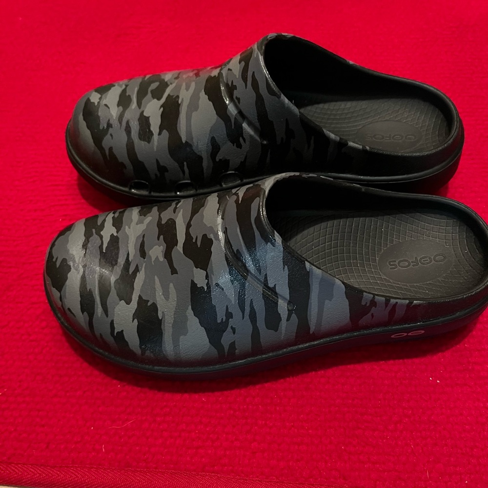 Oofos Womens size 8/mens 6 camo